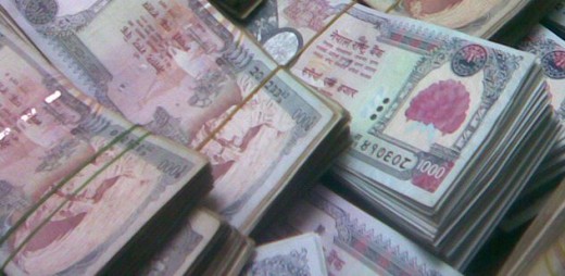 १६ वटा चेक चोरी गरी दुई लाखबढी रकम सटही गर्ने दुई जना पक्राउ